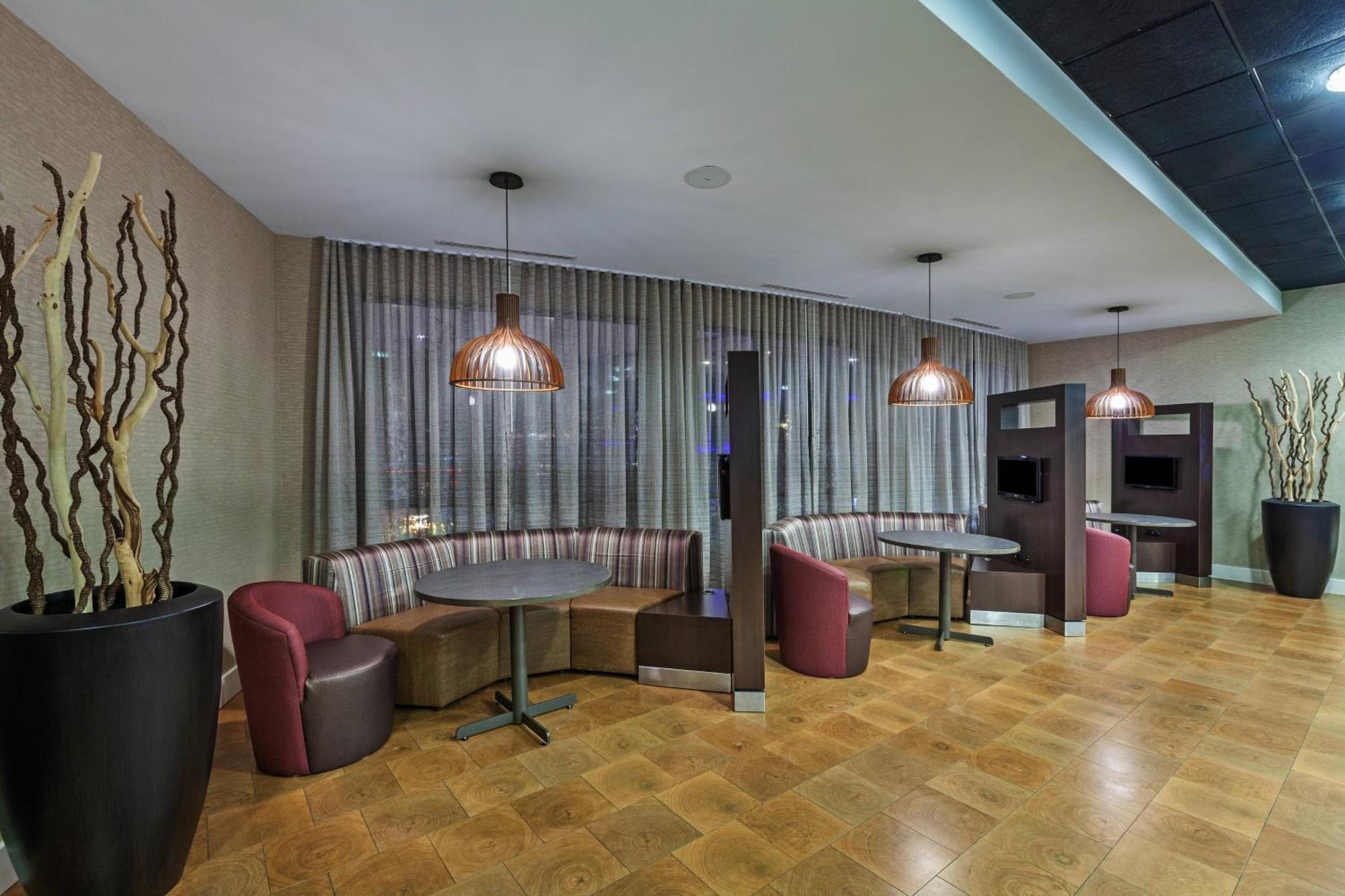 Courtyard By Marriott Tulsa Woodland Hills Hotell Eksteriør bilde