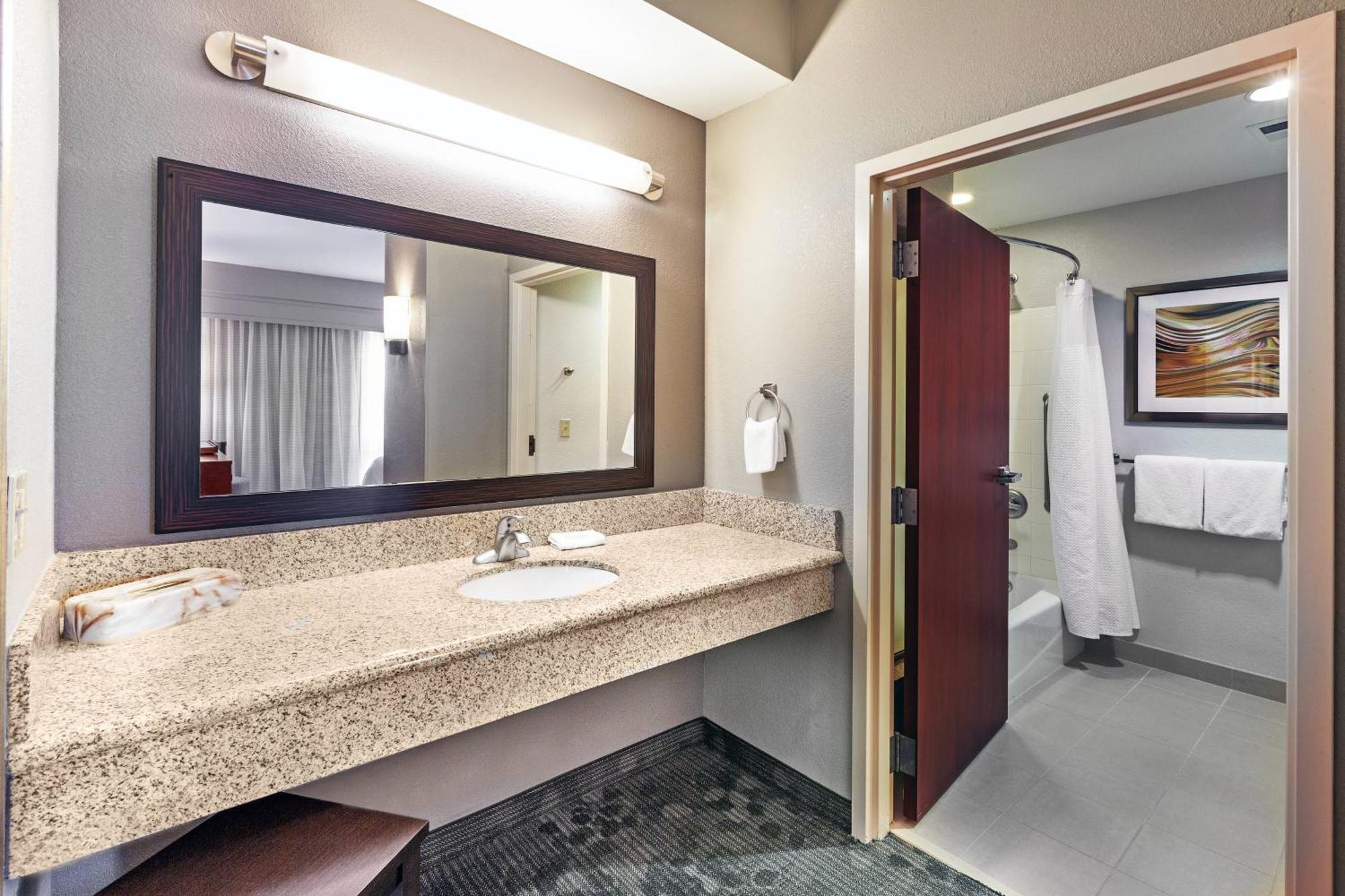 Courtyard By Marriott Tulsa Woodland Hills Hotell Eksteriør bilde