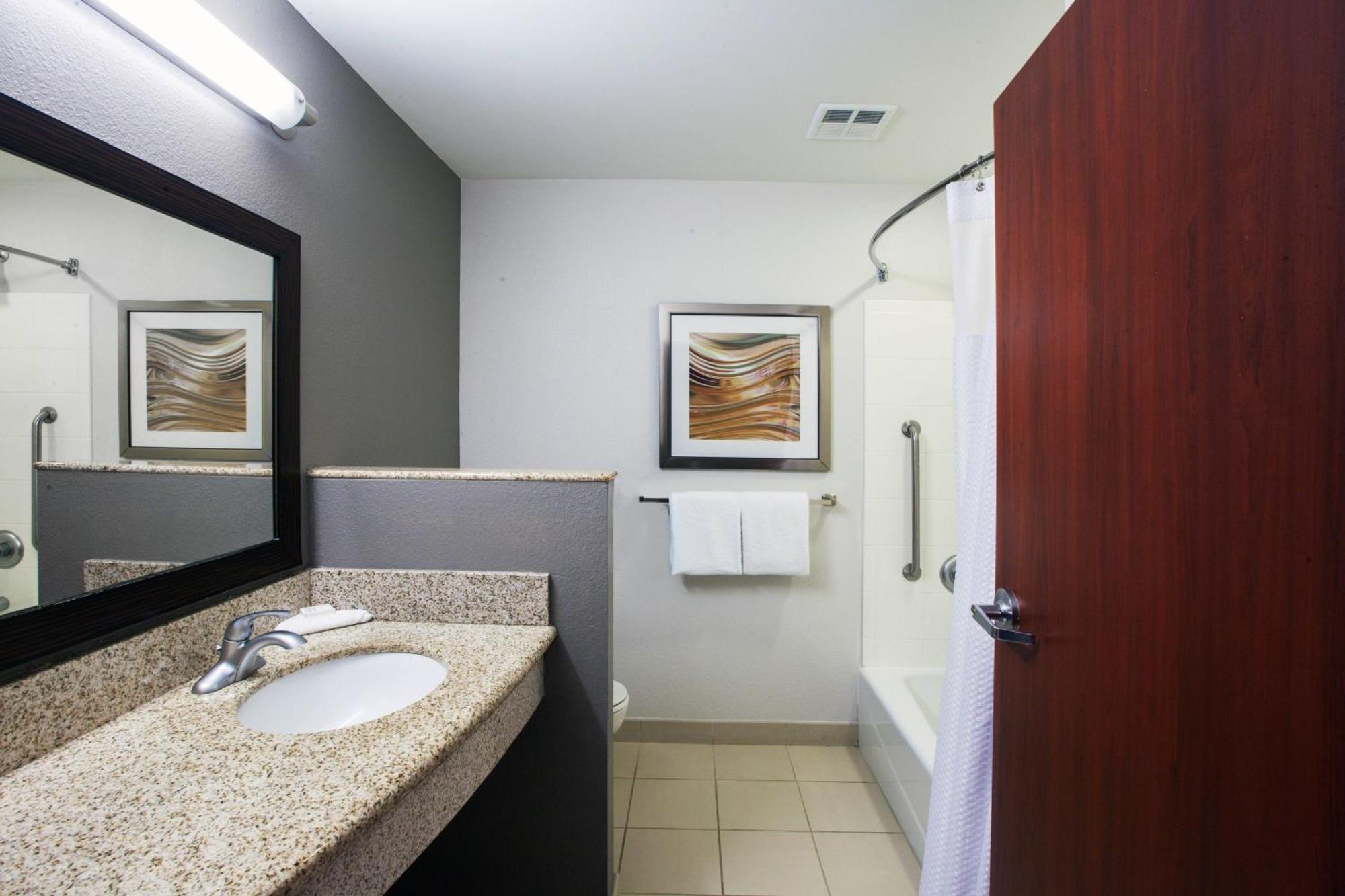 Courtyard By Marriott Tulsa Woodland Hills Hotell Eksteriør bilde