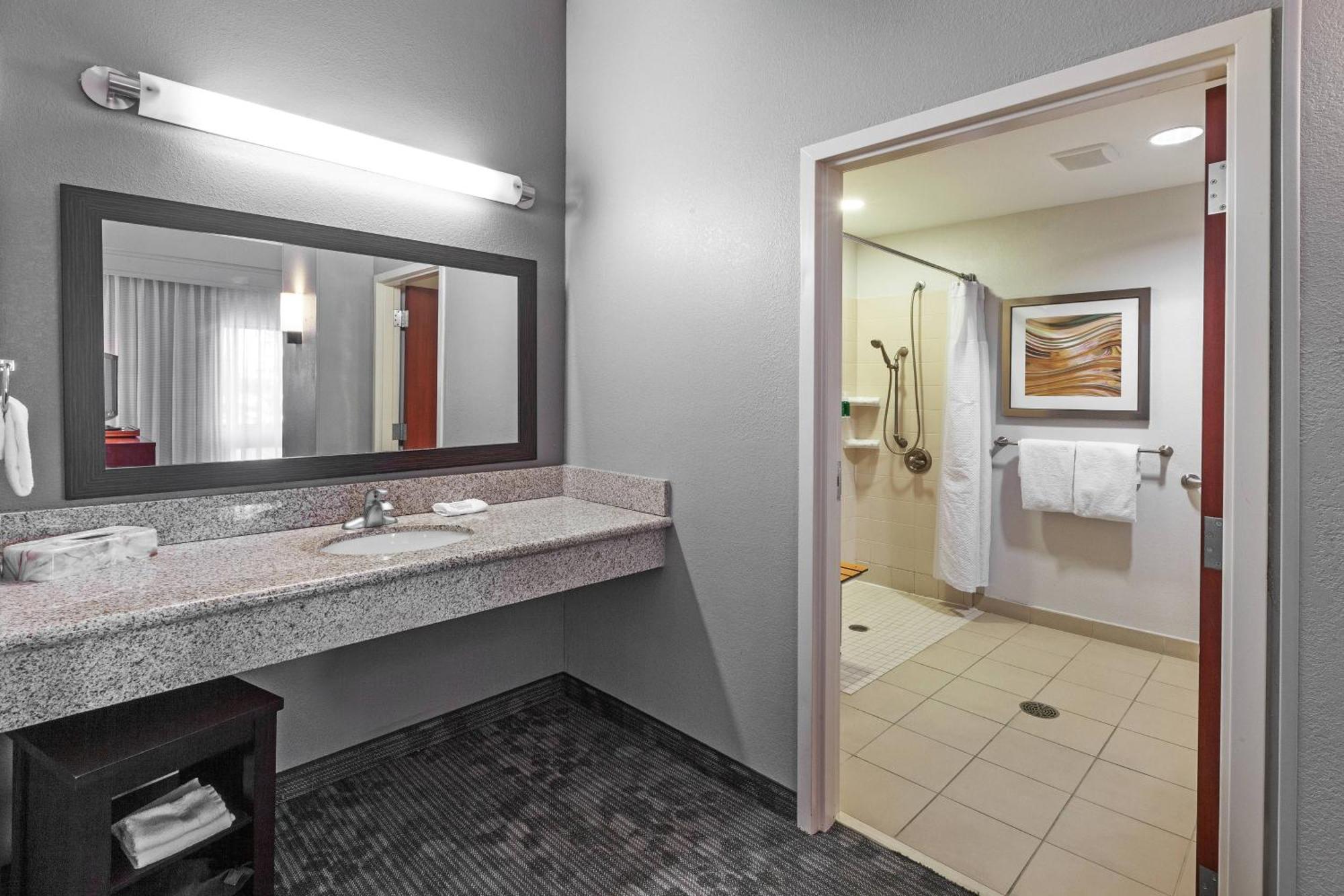 Courtyard By Marriott Tulsa Woodland Hills Hotell Eksteriør bilde